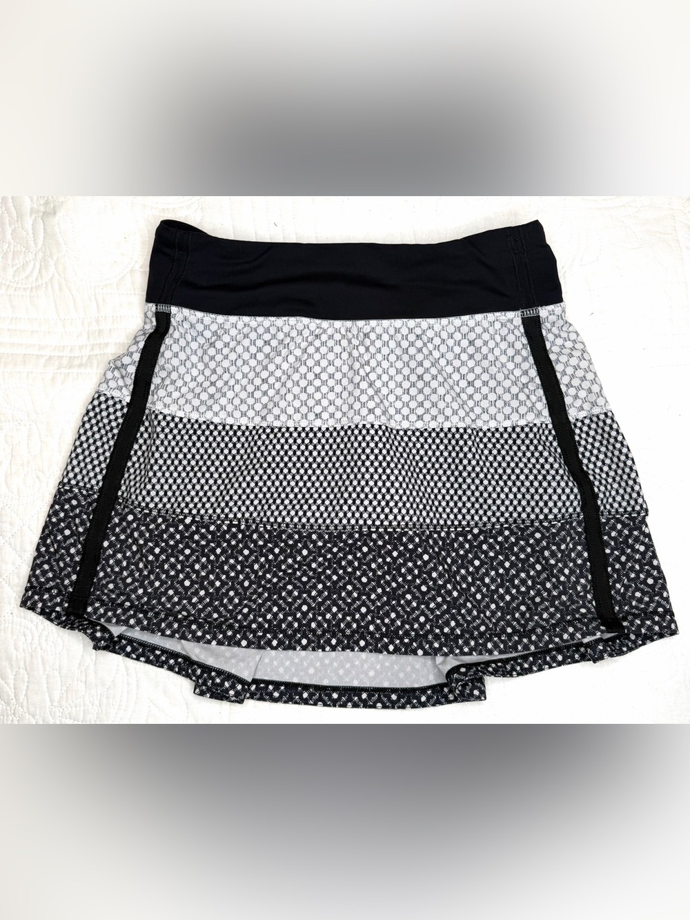 Lululemon Women Dottie Eyelet White Black Print Pace Rival Skirt II Skort 2 Reg